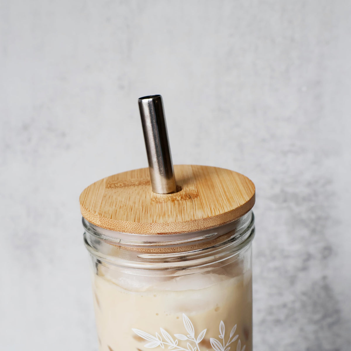 Glass Cup with Acacia Lid and Stainless Steel Straw 22 Ounce Q499